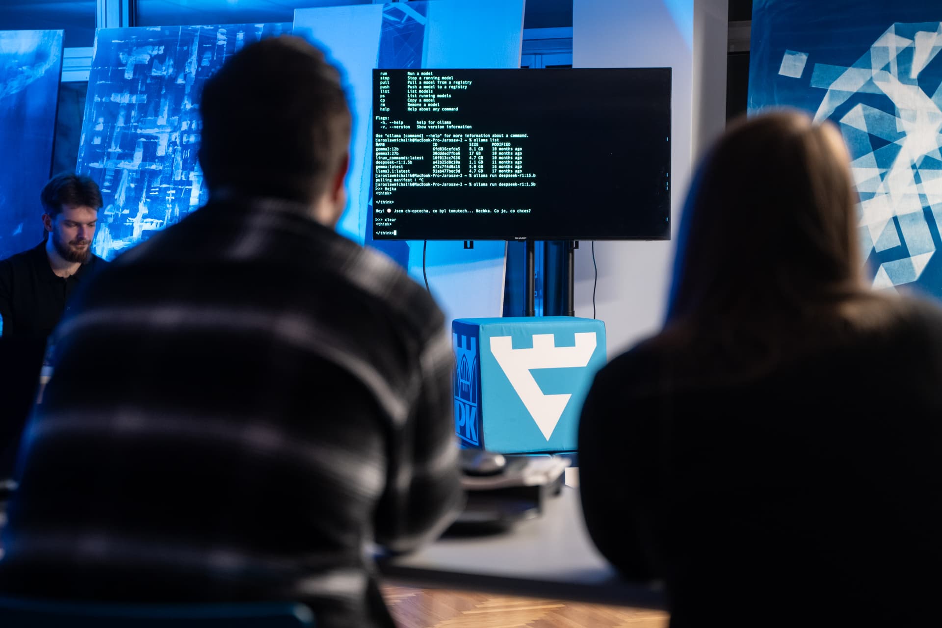 Warsztat z Claude Code: uczestnicy i terminal na ekranie