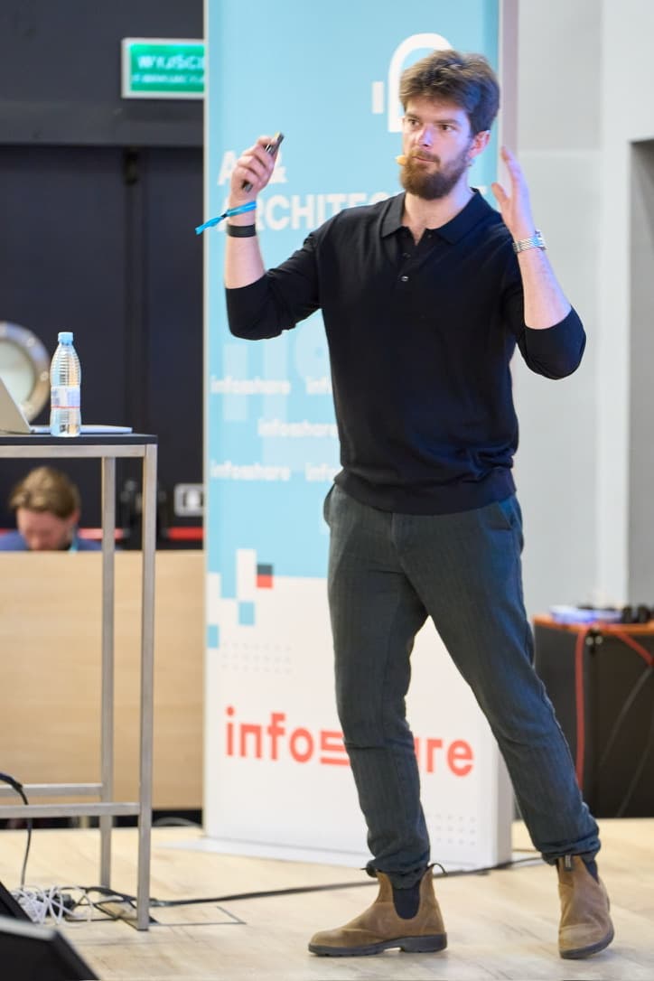 Jarosław Michalik na scenie podczas Infoshare.