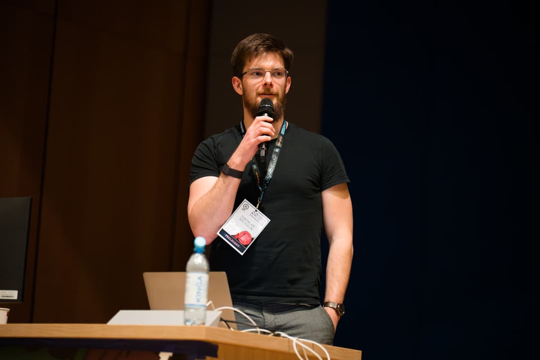 Jarosław Michalik speaking at a workshop with a microphone